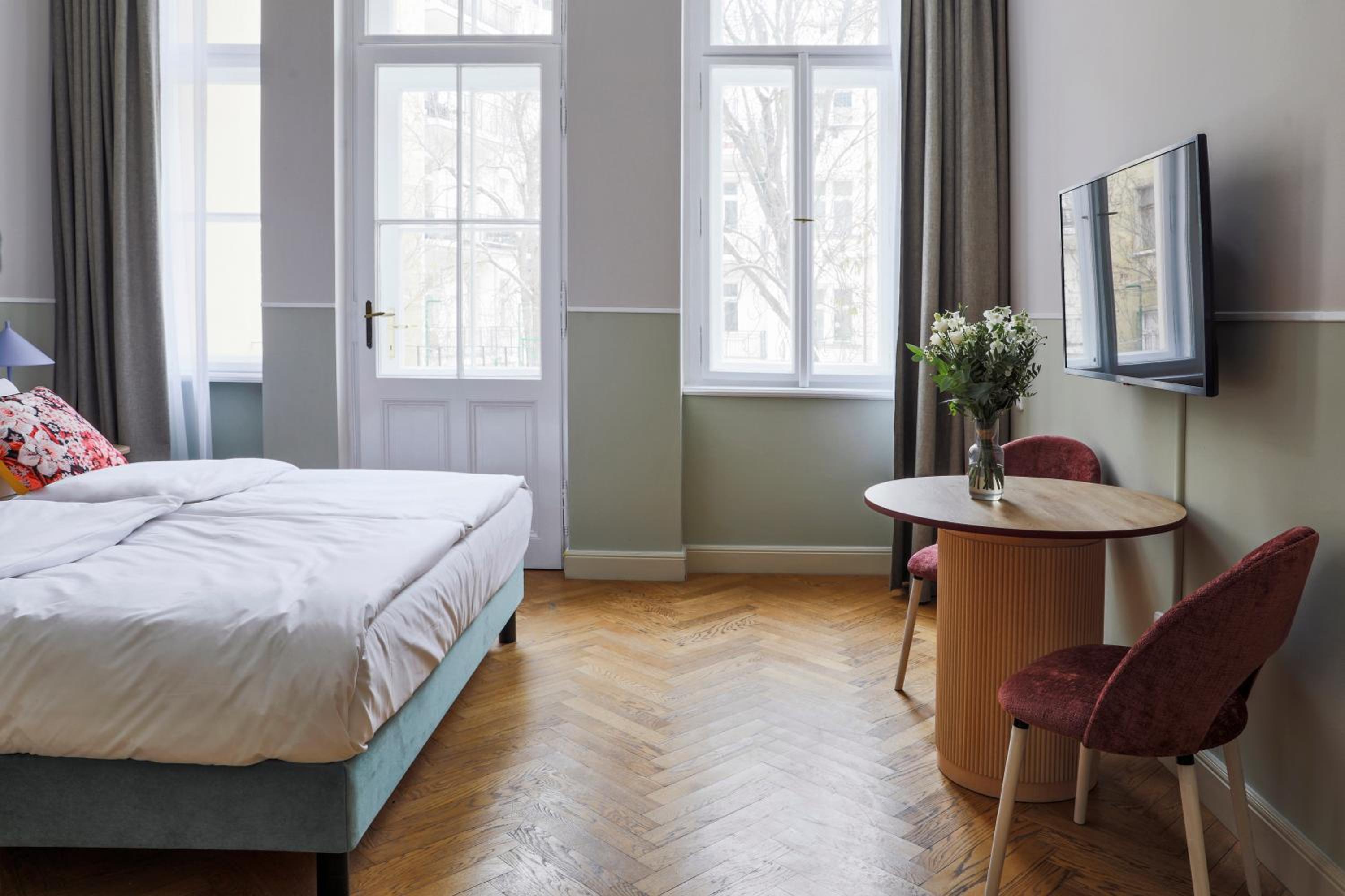 Medium, Queen Bed, Balcony