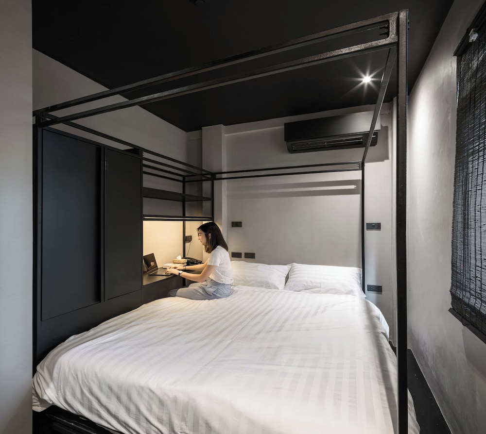 PRIVATE, QUEEN BED, SHARED BATHROOM