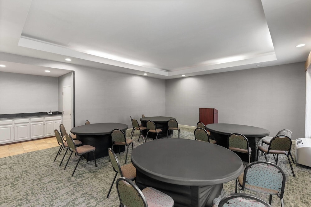 Wingate by Wyndham Greensboro/Coliseum 49/53