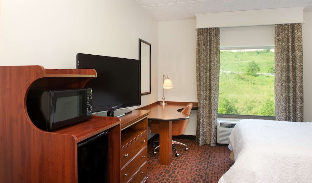 Hampton Inn and Suites Pittsburgh Meadow Lands 44/47