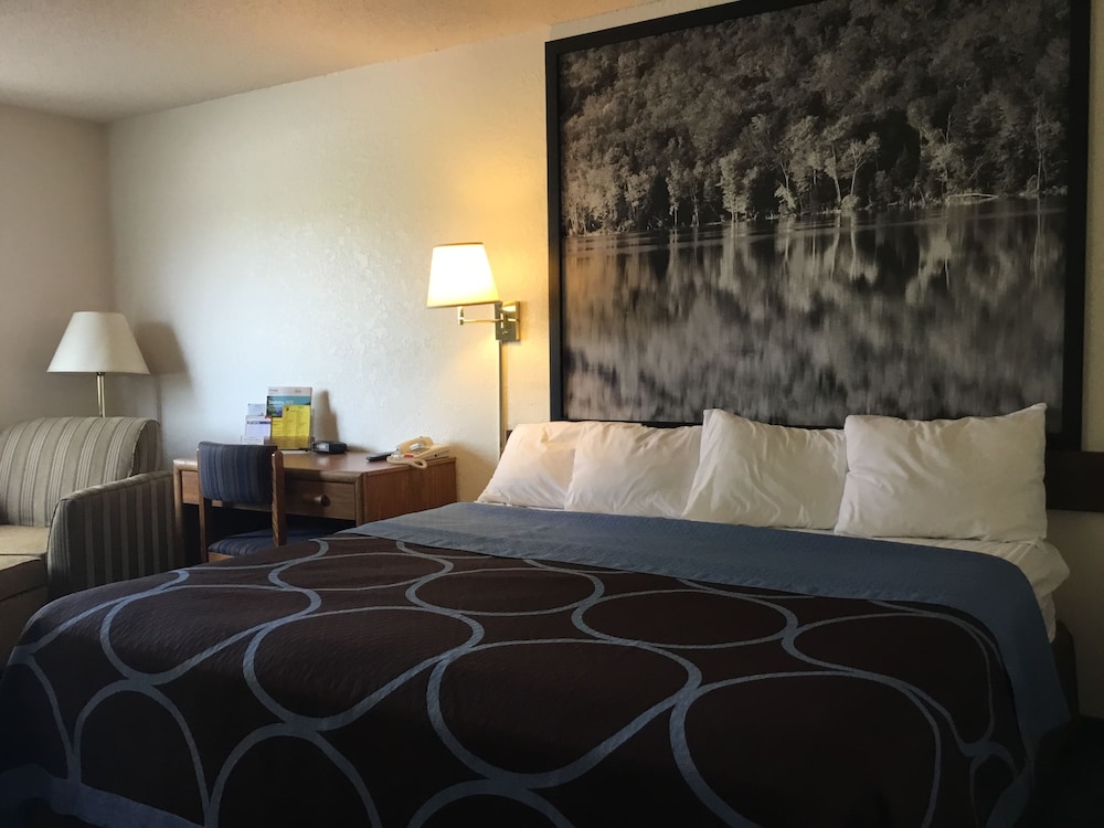 Super 8 by Wyndham Sidney NY 4/30