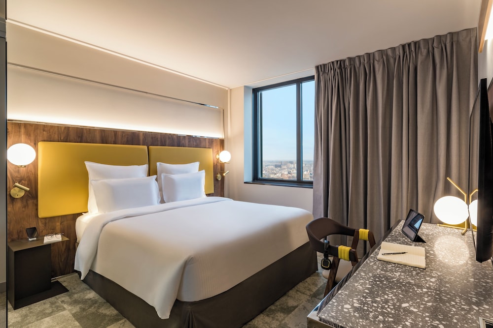 DELUXE, QUEEN BED