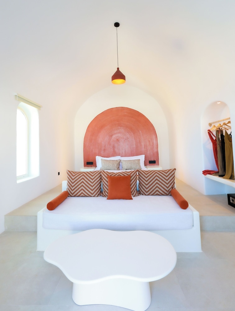 Luna Santorini Suites 5/50