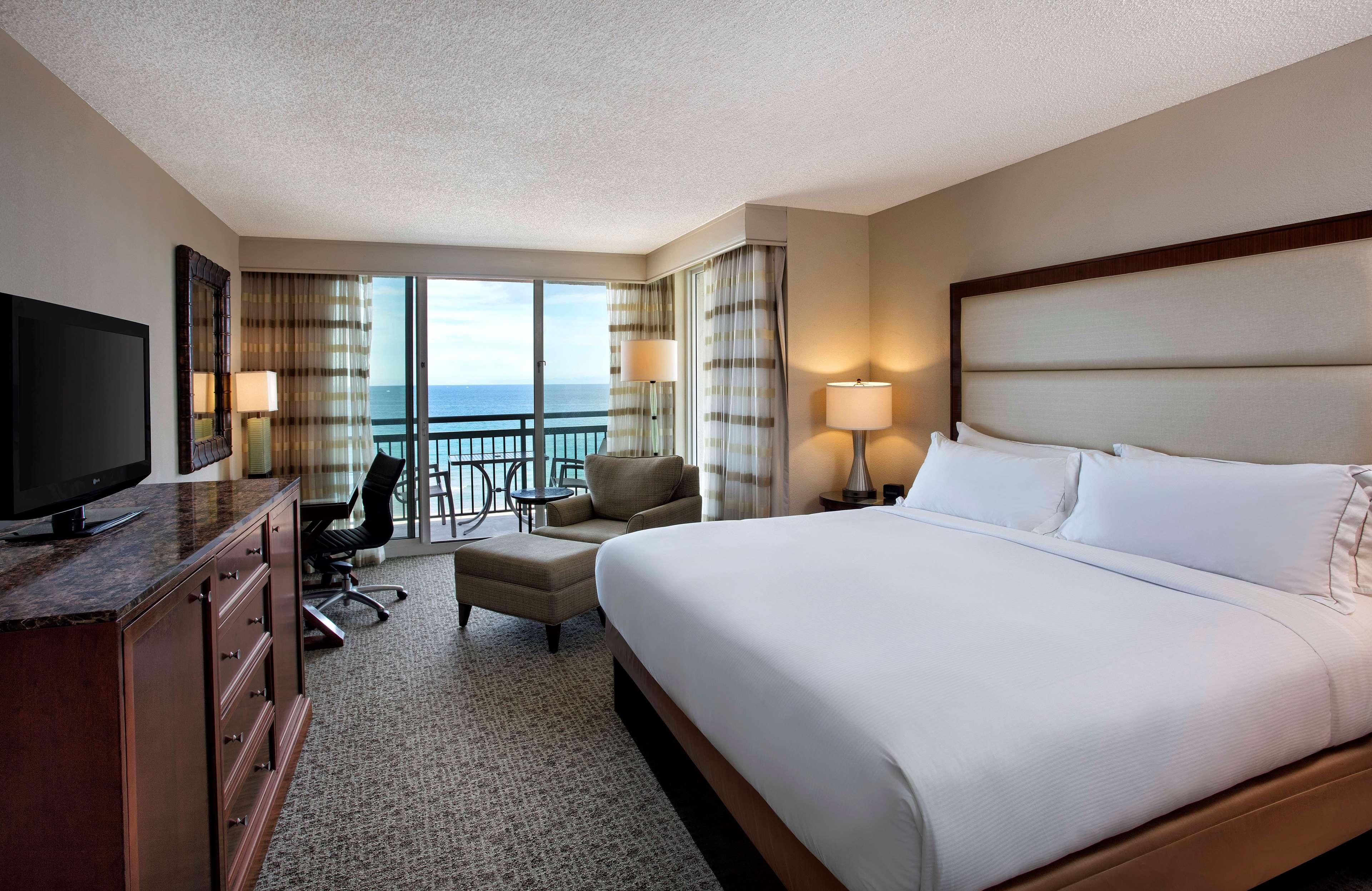 غرفة بسرير كينج على البحر مباشرة، The Singer Oceanfront Resort, Curio Collection by Hilton 2/4