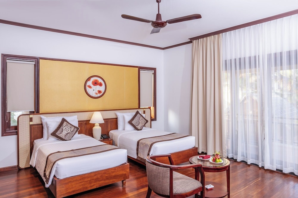 Pool, Deluxe, Twin Beds