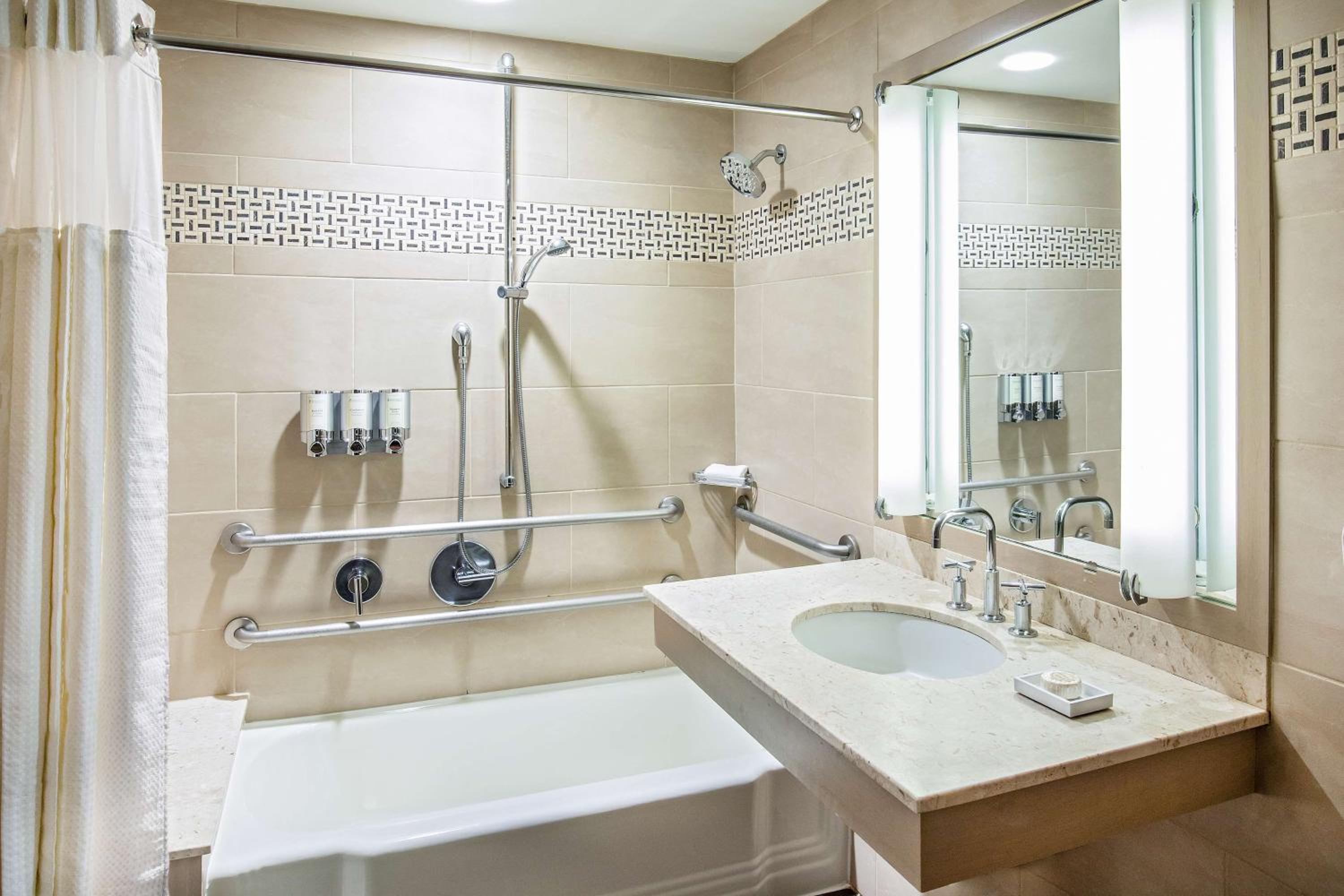 Room, King Bed, River View, Bathtub, East Tower, Accessible، The Royal Sonesta Boston 3/3