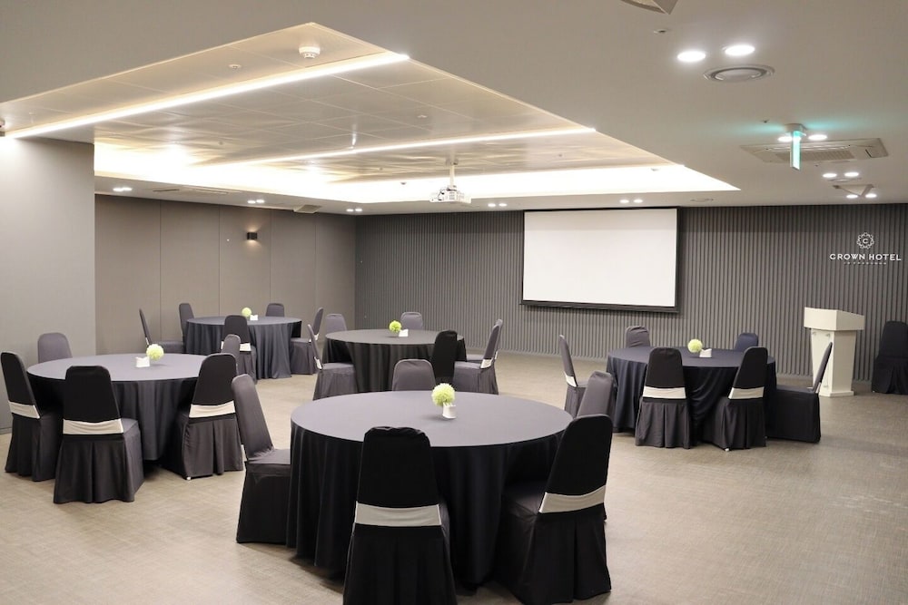 Crown Hotel 26/34
