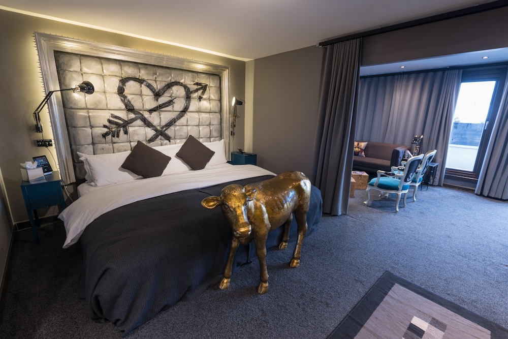THE EXHIBITIONIST HOTEL 53/69