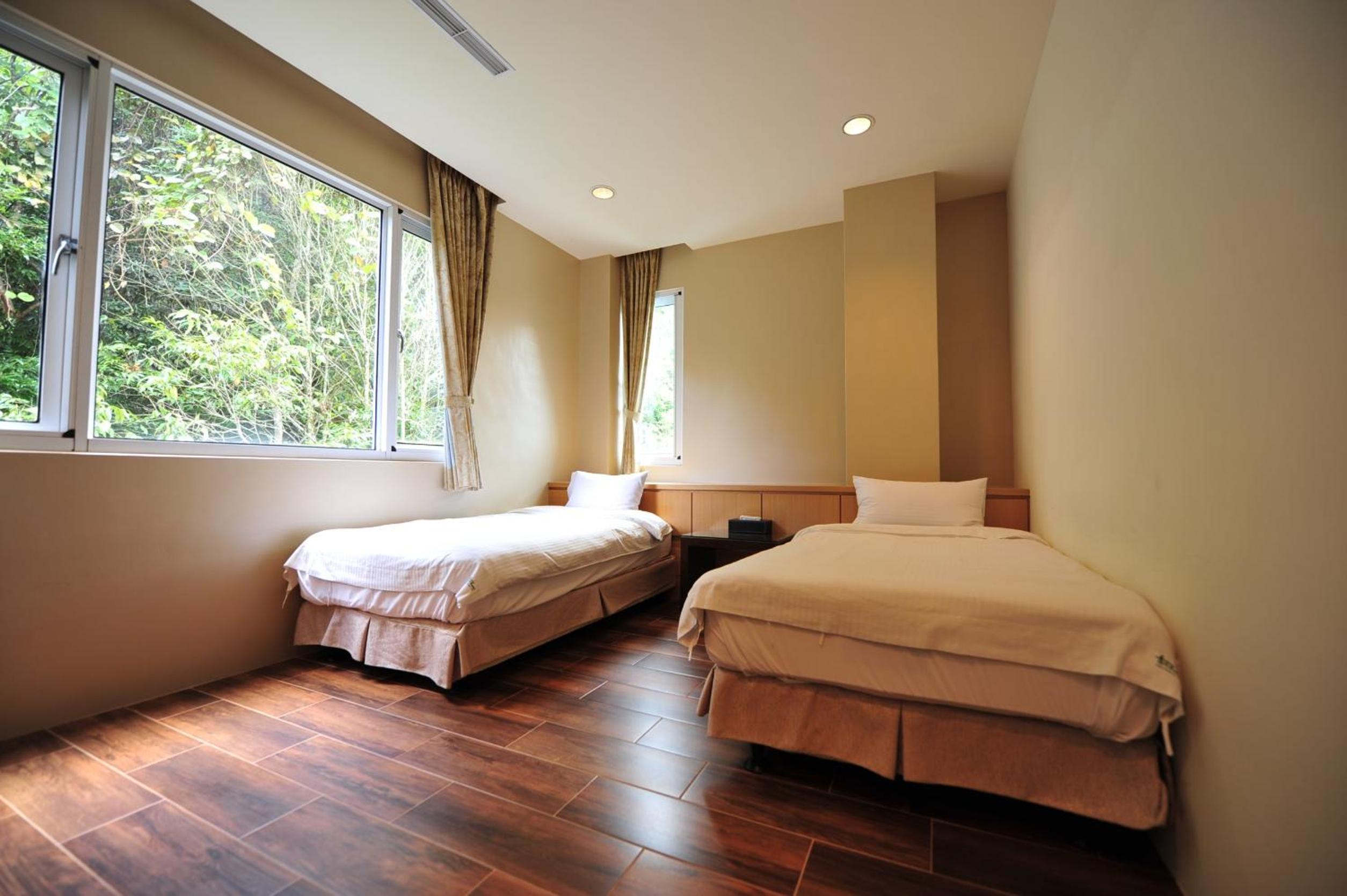 غرفة بسريرين منفصلين