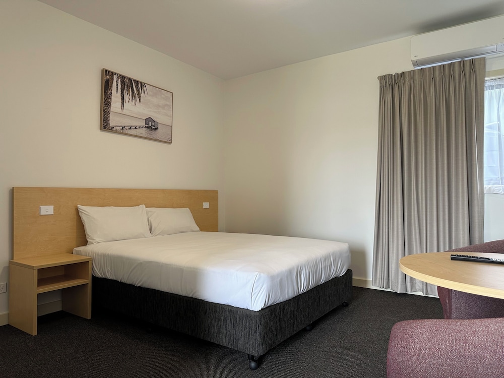 TRAVELLERS MOTOR VILLAGE 19/50