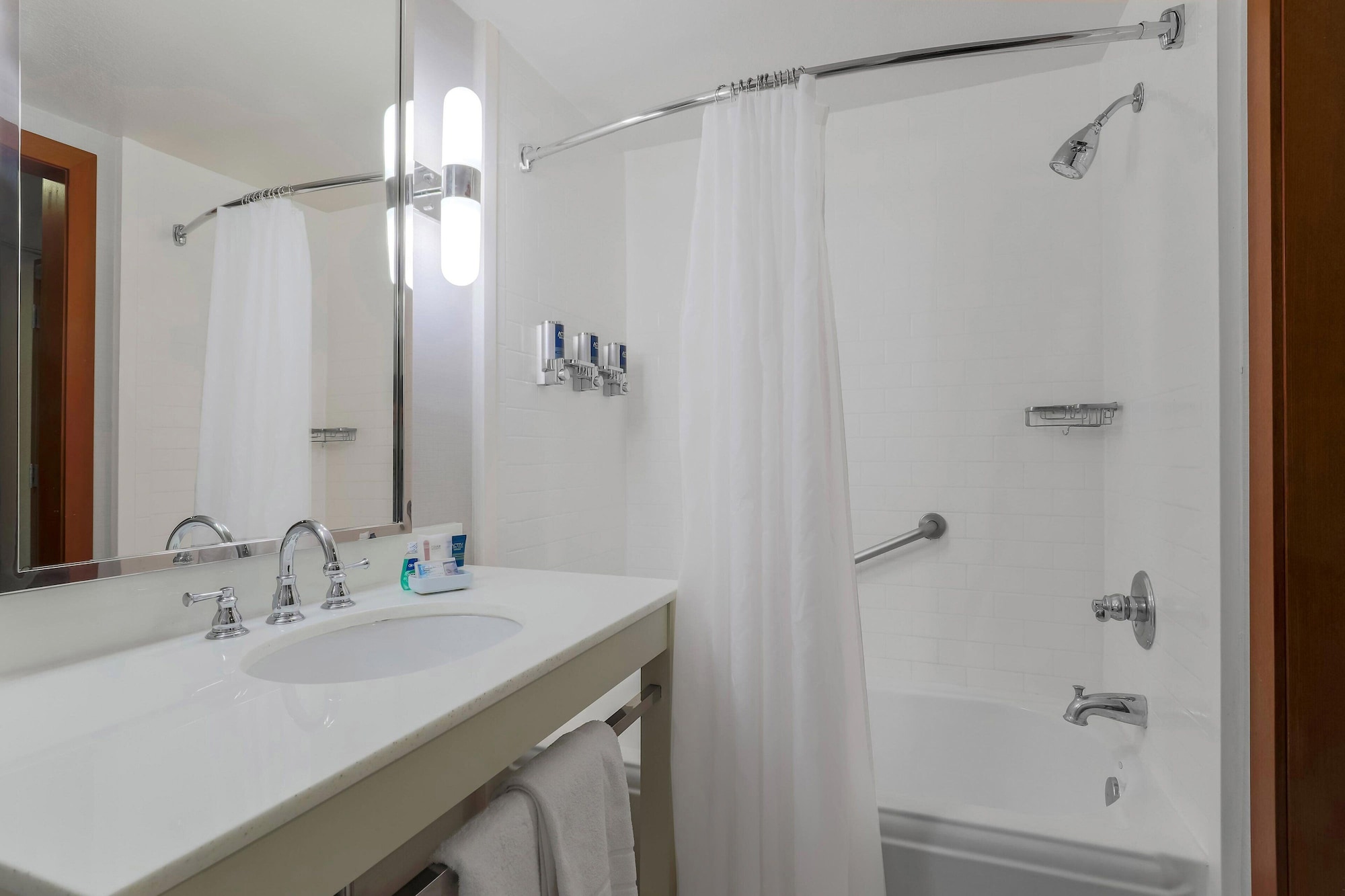 غرفة تقليدية بسرير كينج، Four Points by Sheraton Ontario-Rancho Cucamonga 6/9