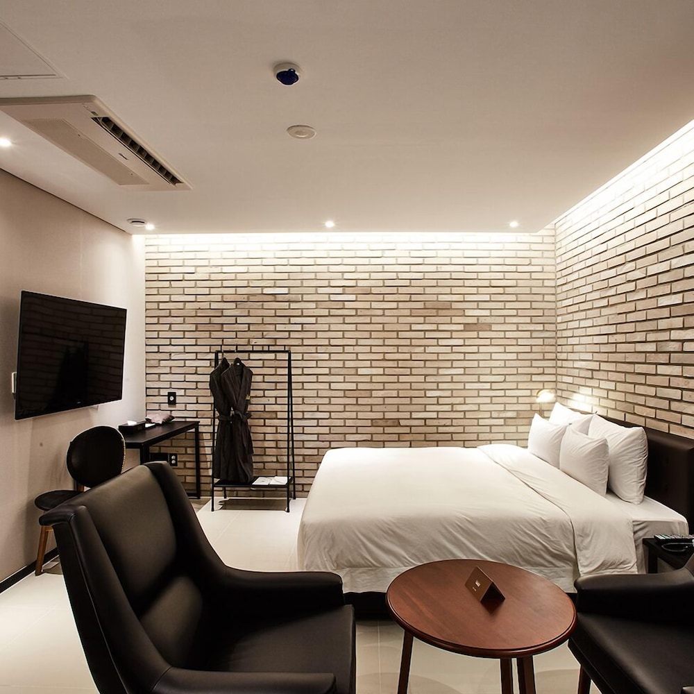 Hotel Wanted 48/70
