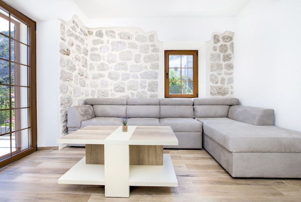 Apartments Mezini 11 22/50