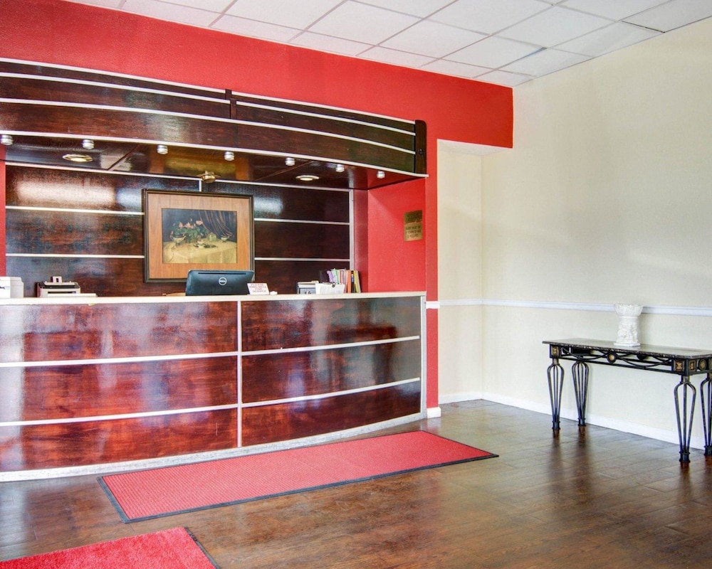 Econo Lodge Pine Bluff AR 9/35