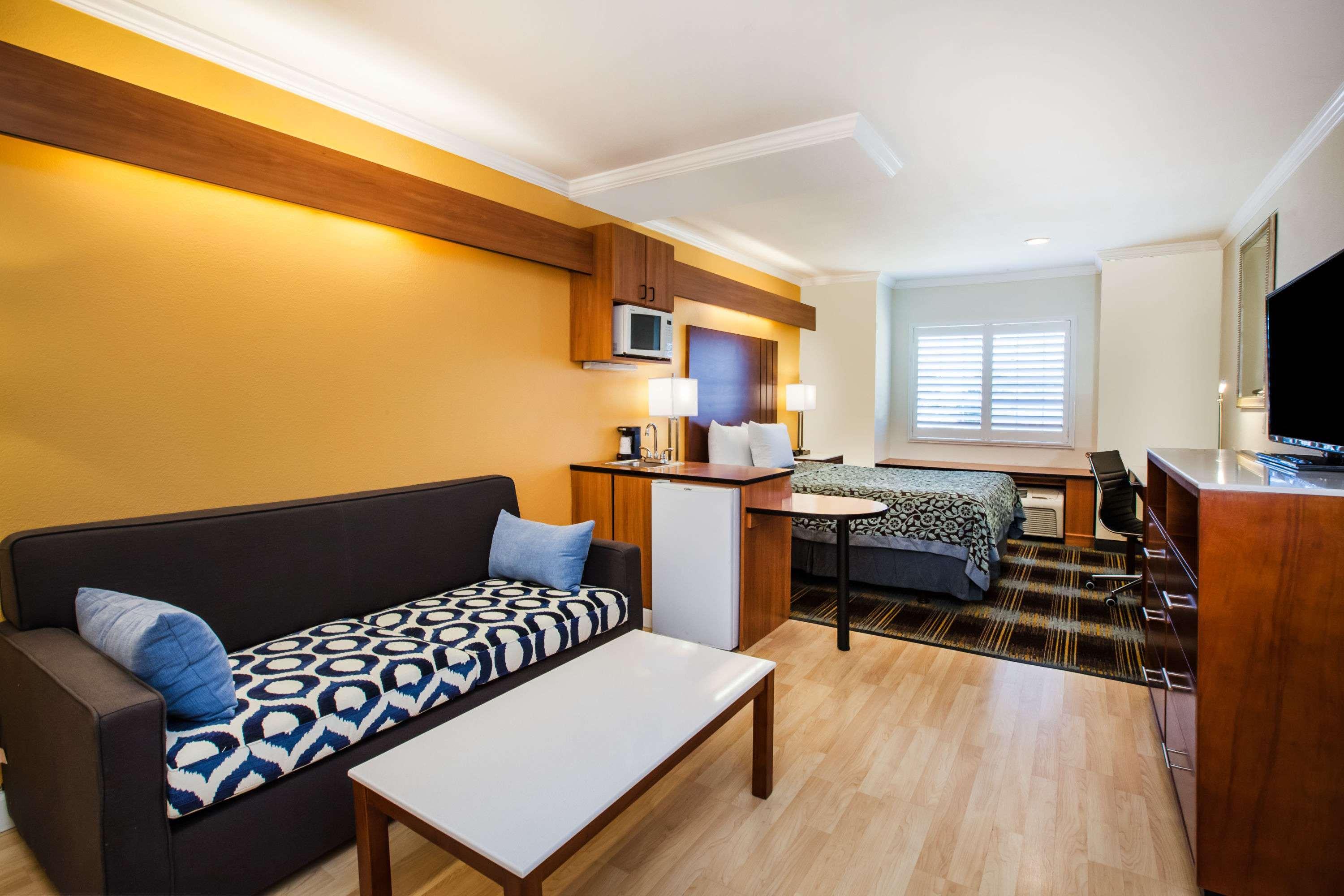Days Inn & Suites by Wyndham Antioch 17/24