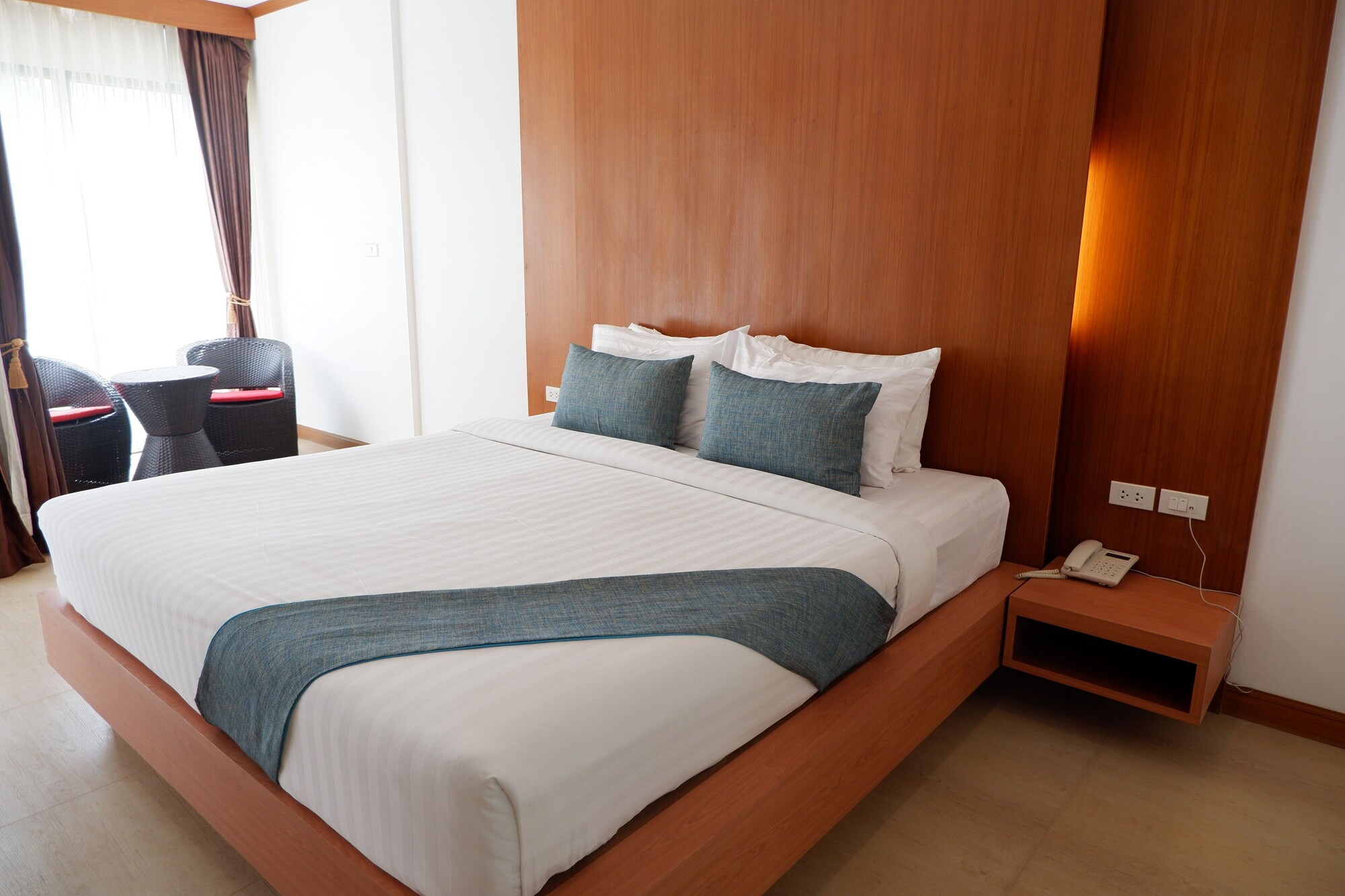 DELUXE, DOUBLE BED