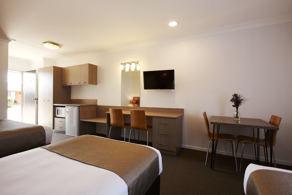 ADELONG MOTEL 20/29