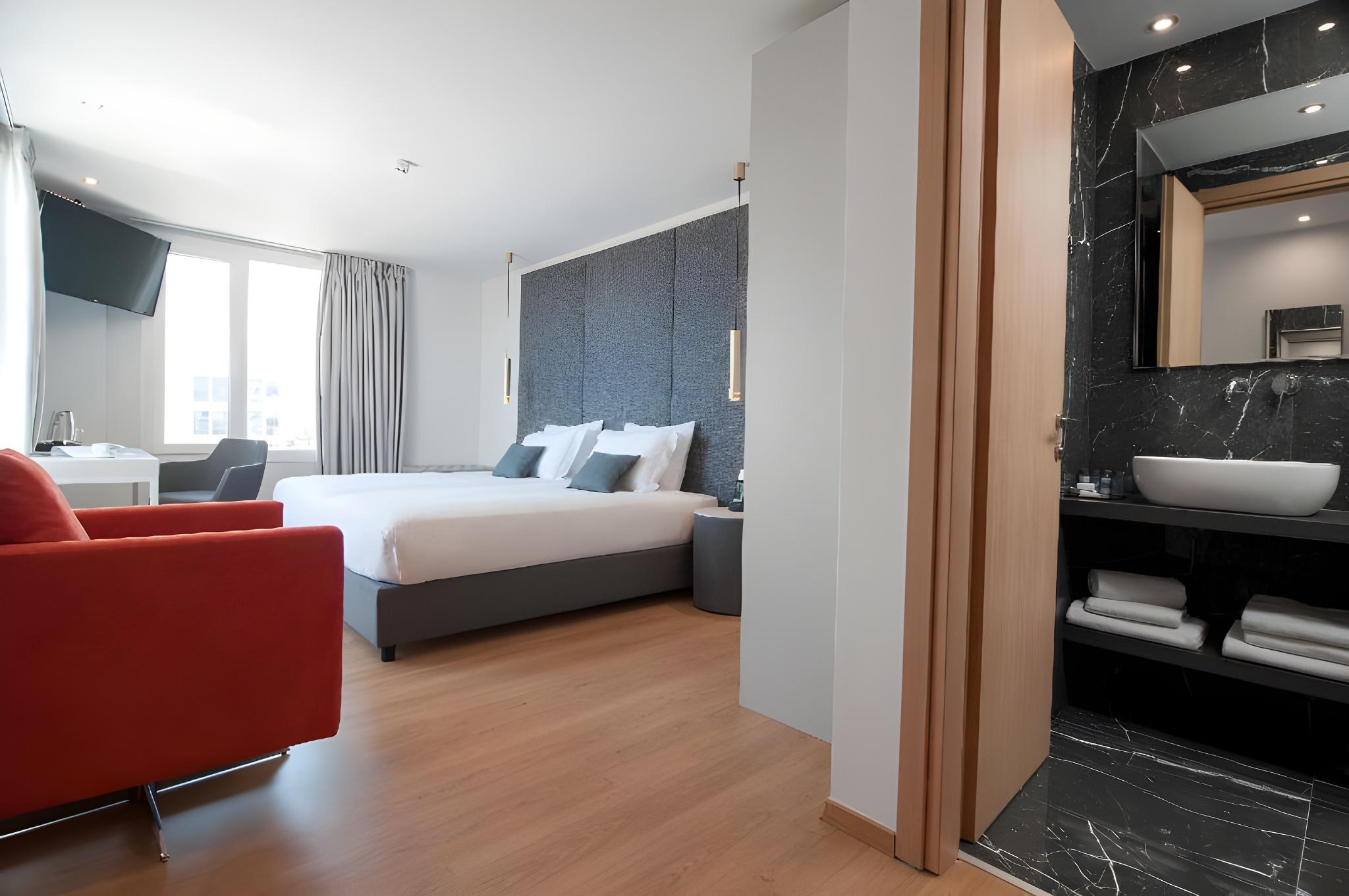 SINGLE ROOM