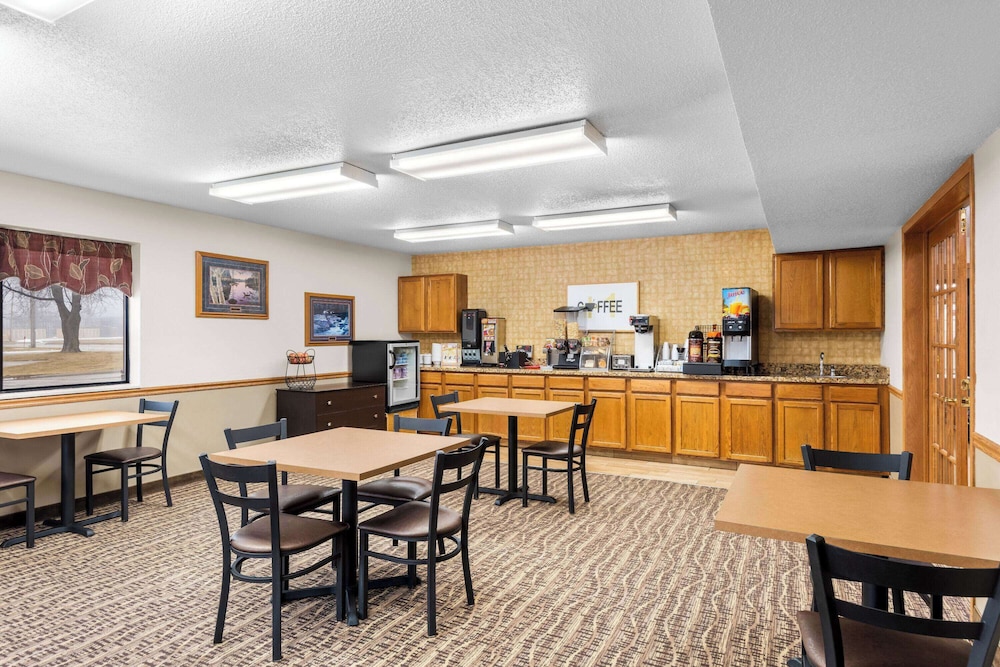 Super 8 by Wyndham Oelwein 34/47