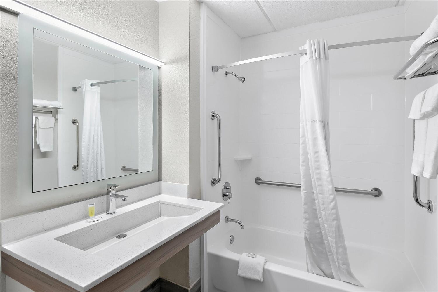 Days Inn by Wyndham Seneca 24/25