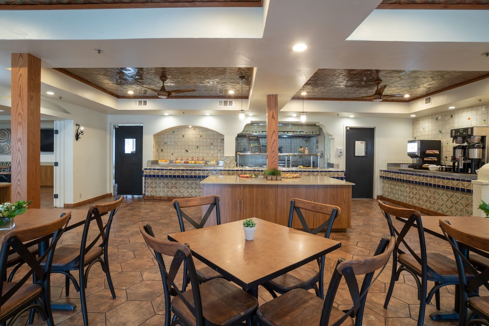 Oxford Suites Pismo Beach 23/35