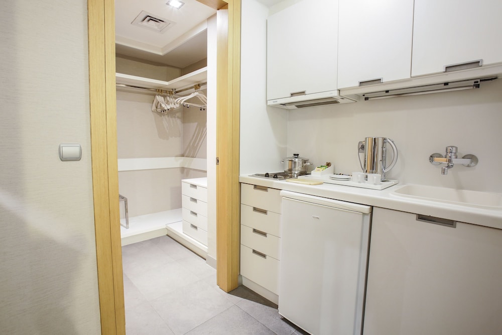 Housez Suites 7/65