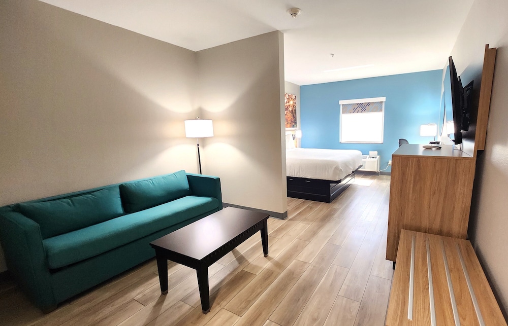 Days Inn & Suites By Wyndham Russellville 24/33