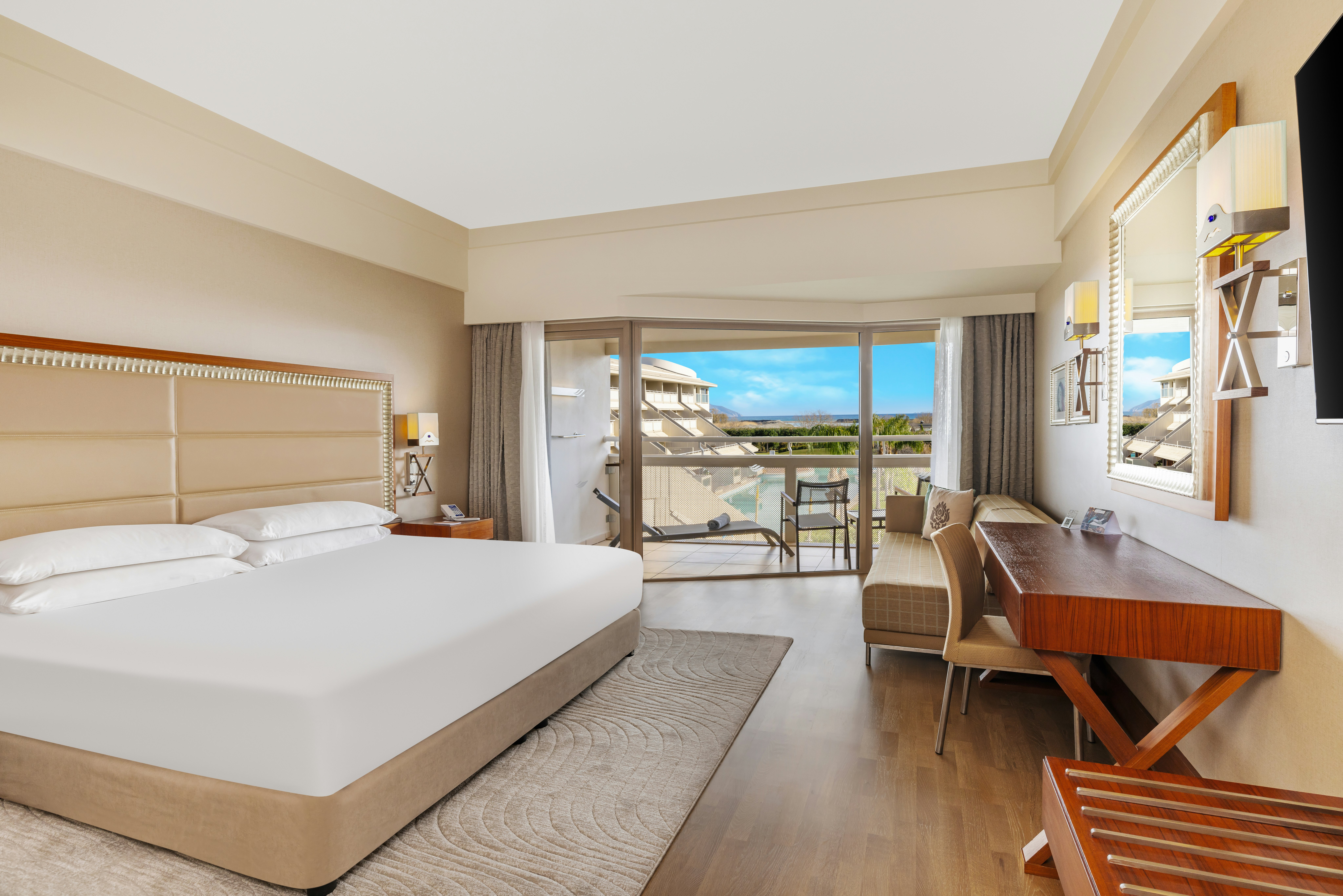 Guest Room, King Bed, Pool Access