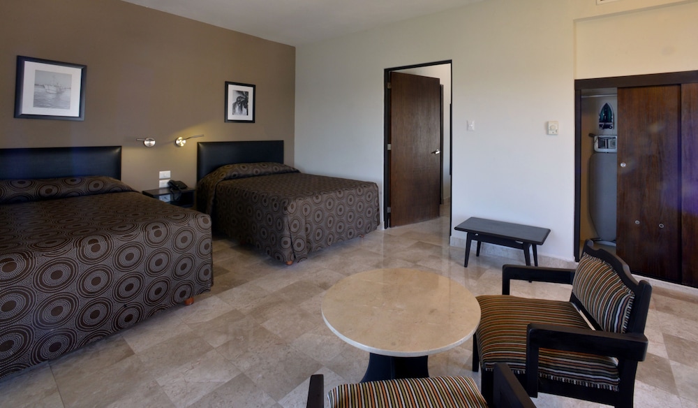 Mar y Tierra Hotel 8/48
