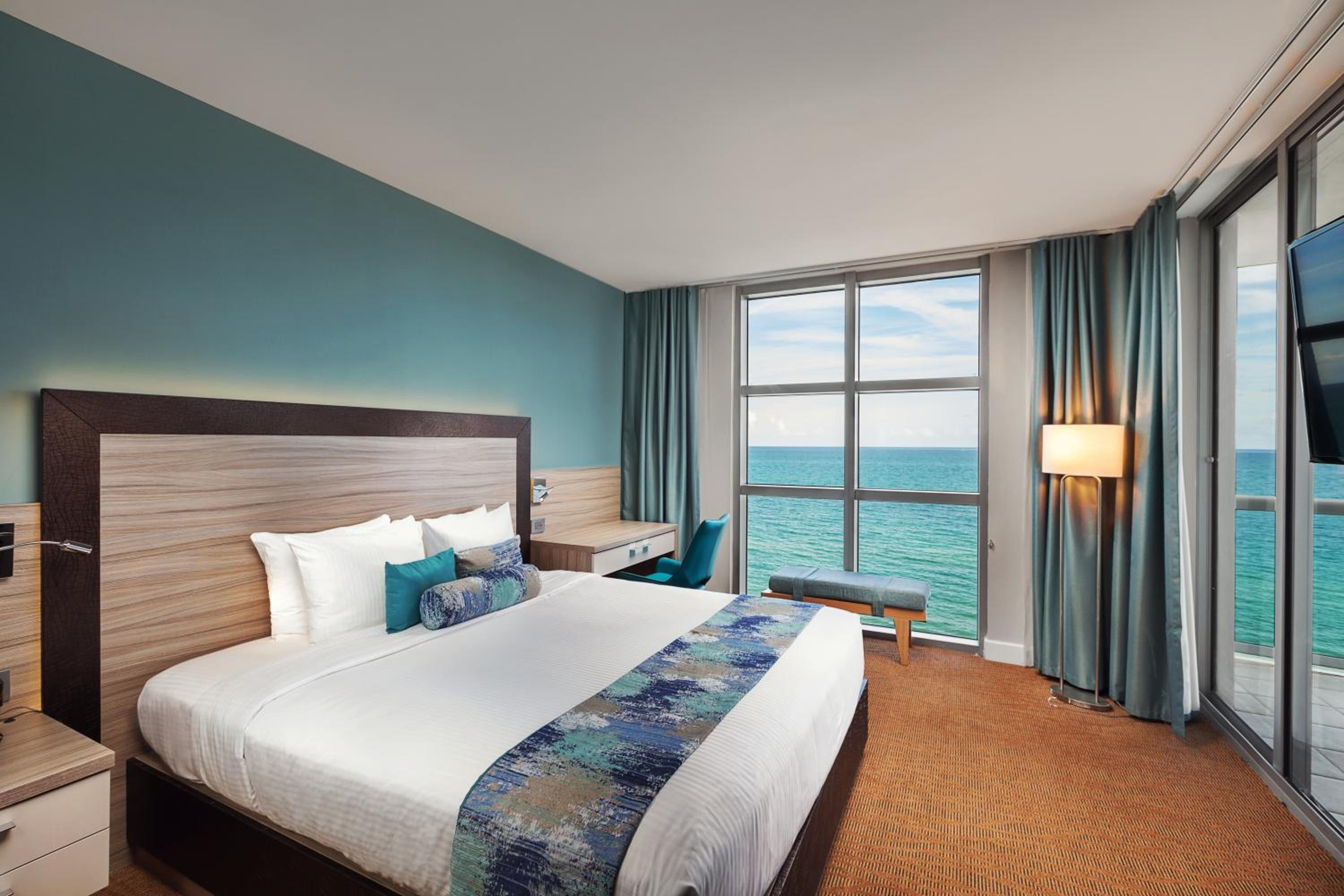 1 Bedroom, Deluxe, Suite, King Bed, Ocean Front, Sofa