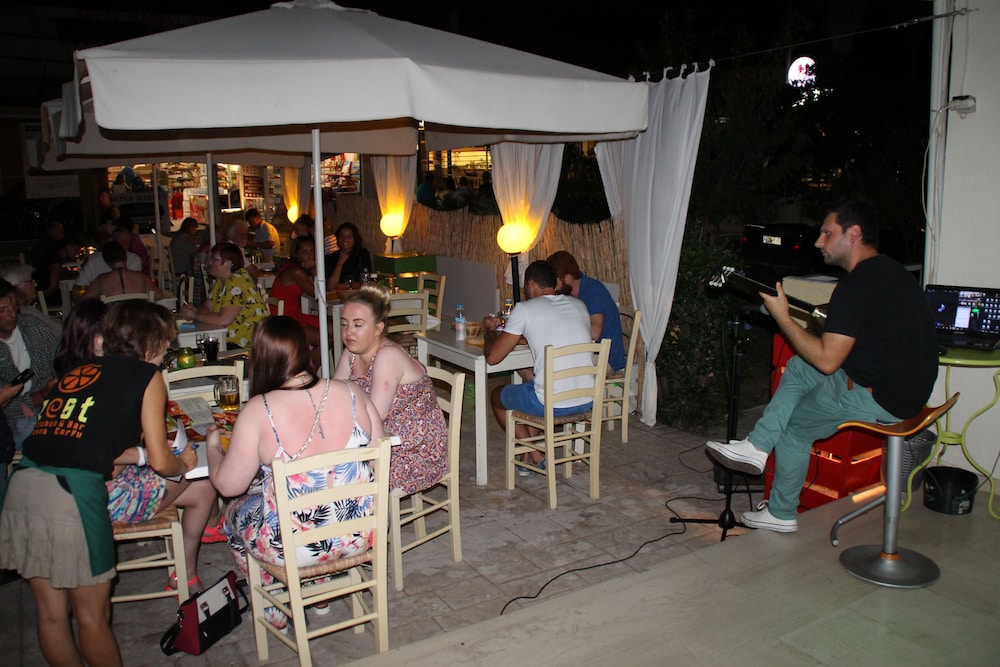 Kavos Central Gardens 8/42