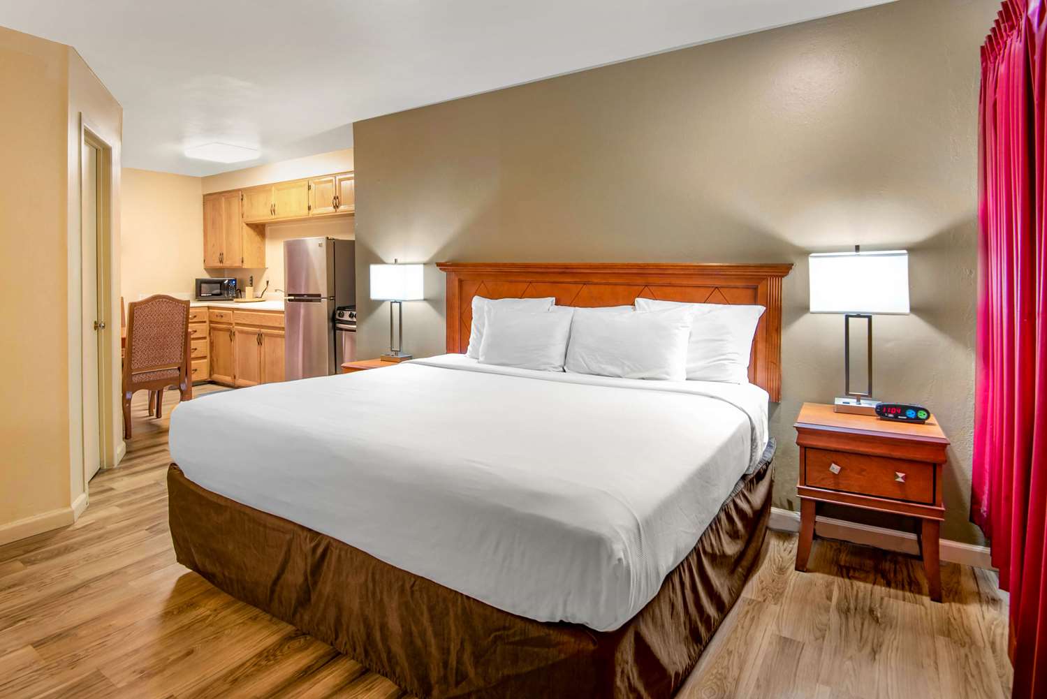 Econo Lodge Inn & Suites Durango 5/17