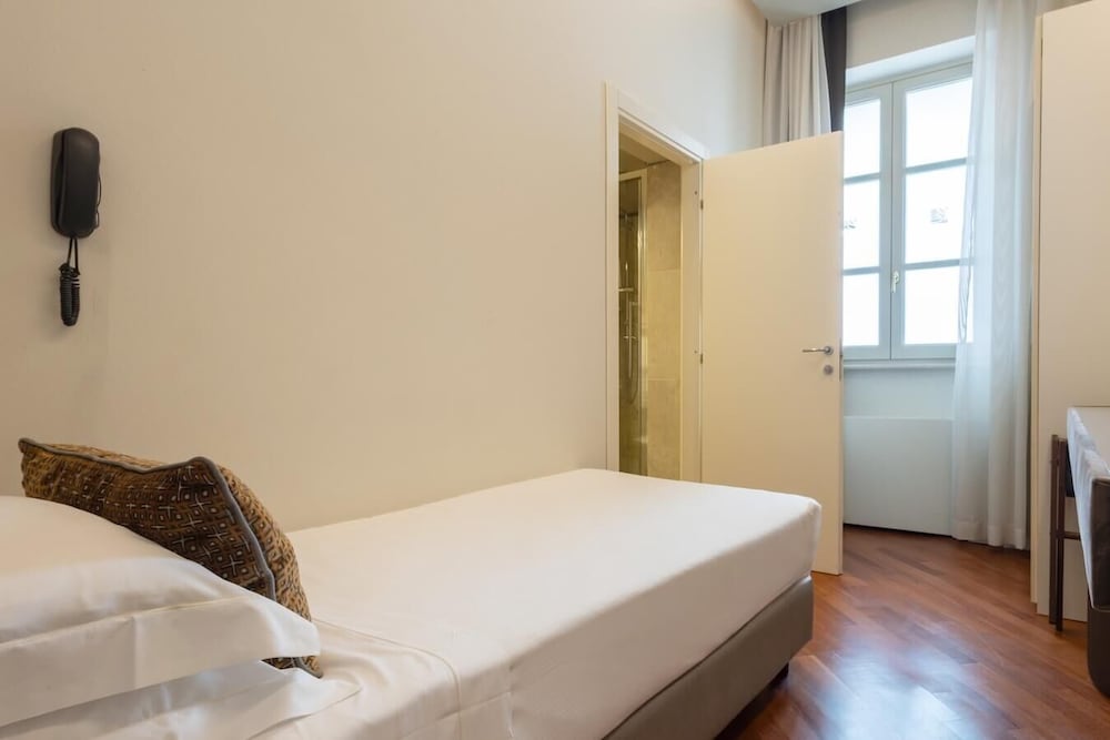ROOM, SINGLE