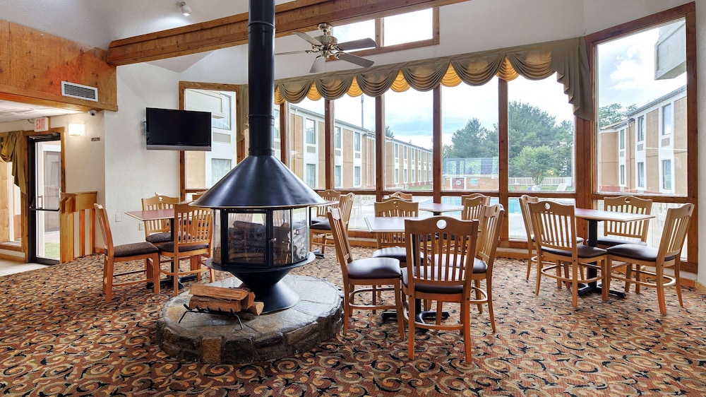 Deluxe Inn Wytheville 33/39