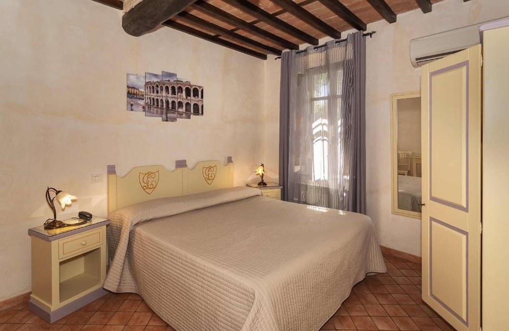Villa Cheli Hotel 11/75