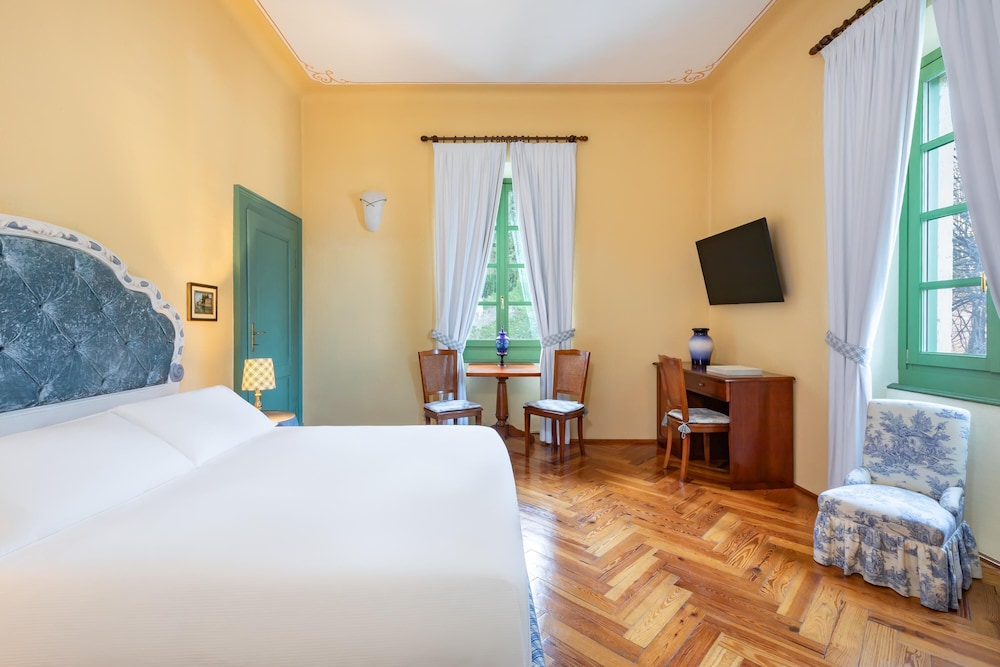 JUNIOR SUITE, VILLA, QUEEN BED, PARTIAL LAKE VIEW