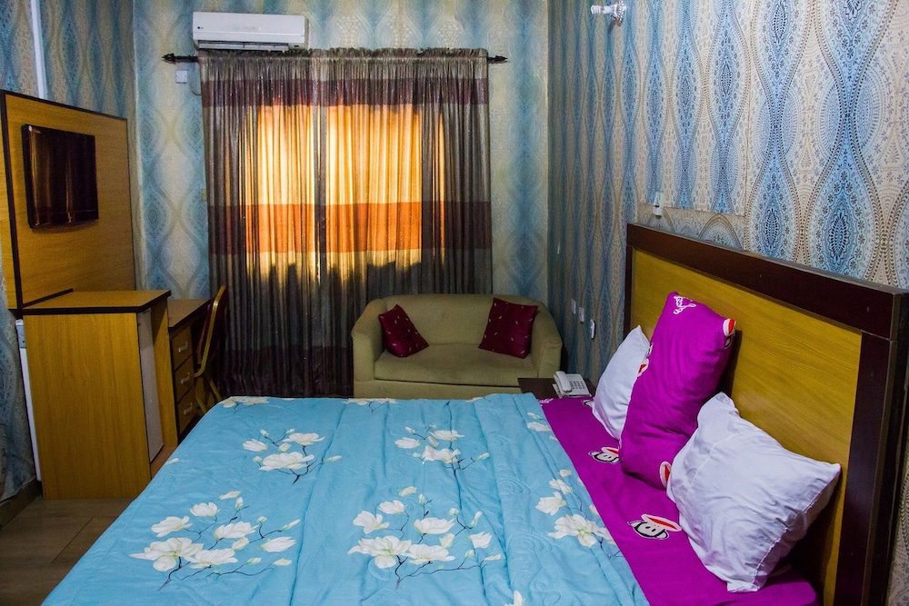 Emglo Suites 10/36