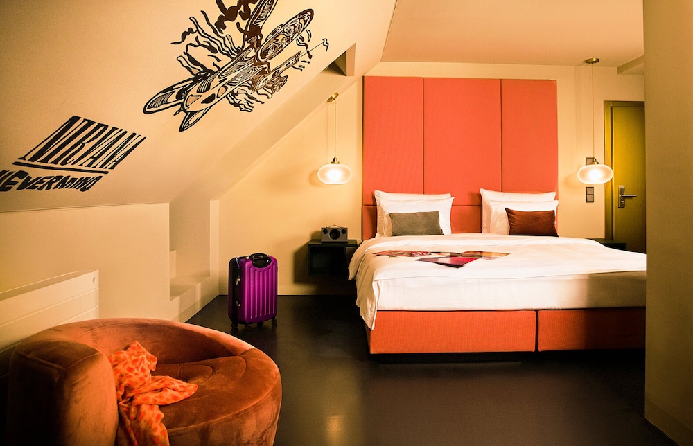 DELUXE, DOUBLE BED