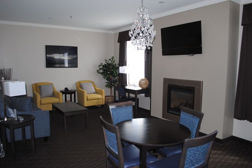 Days Inn & Suites By Wyndham Lindsay 32/43