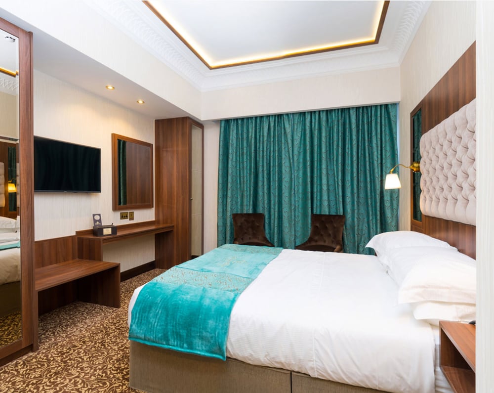 LUXURY, DOUBLE OR TWIN BED