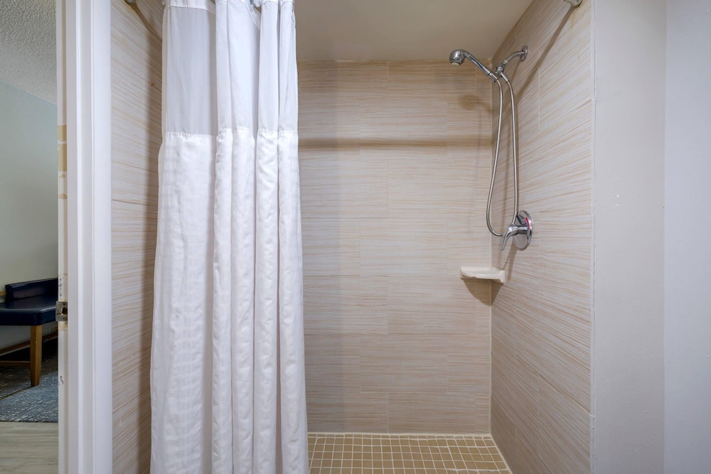 Comfort Inn and Suites Alexandria West, VA photo2