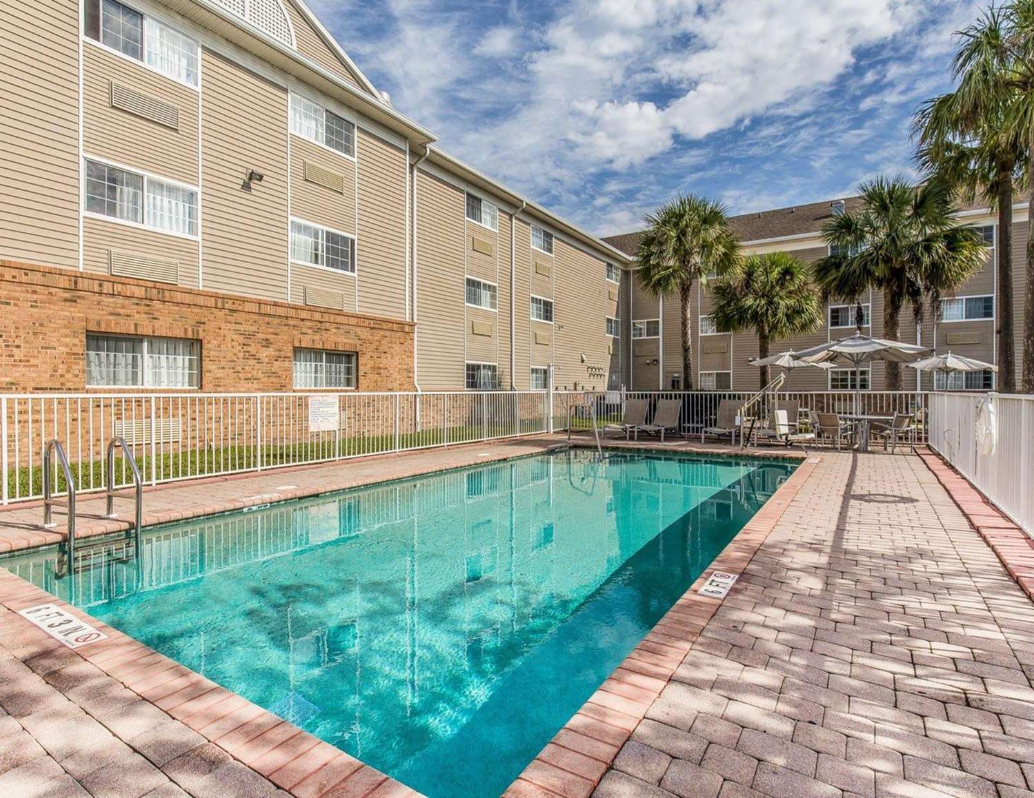 Suburban Studios Fort Myers Cape Coral 4/4