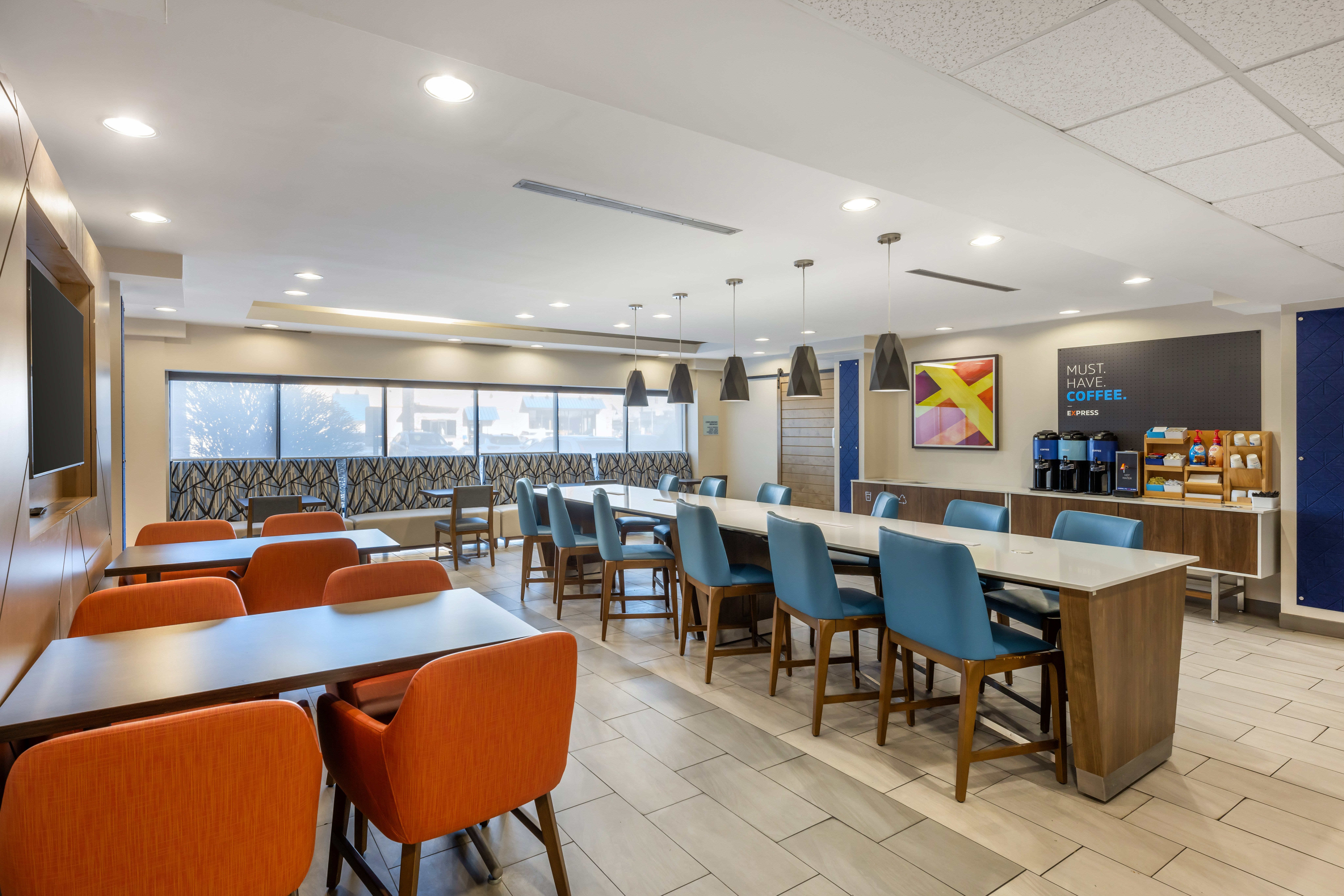 Holiday Inn Express Crestwood 54/69
