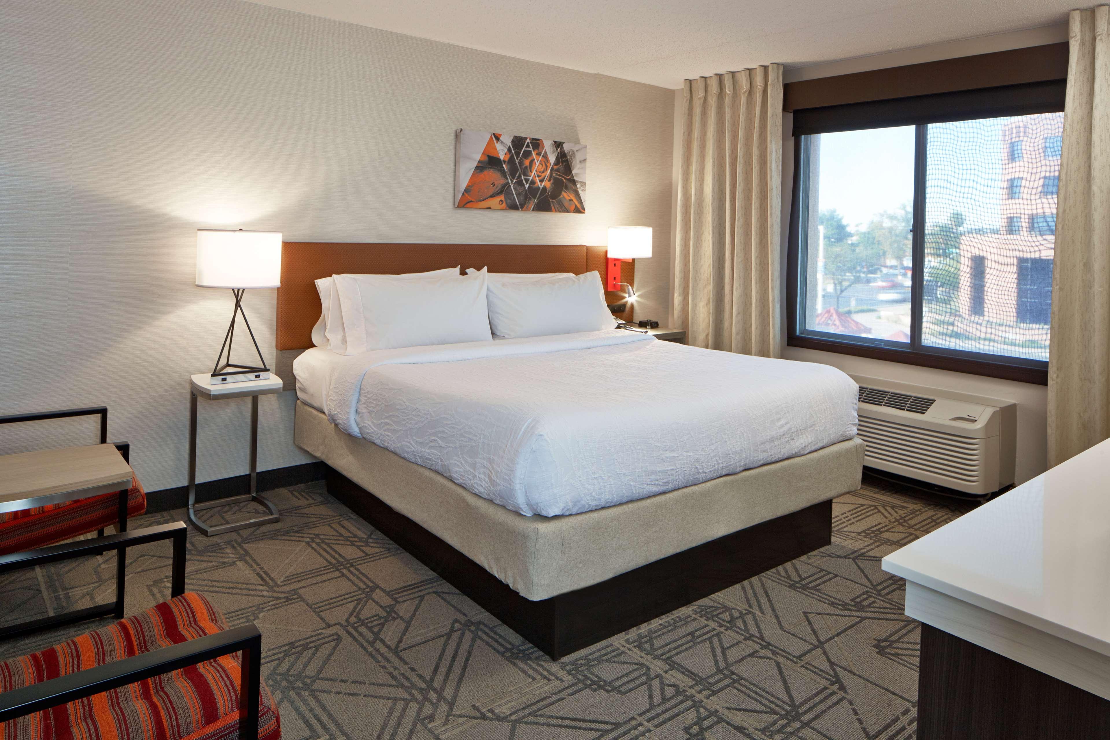 1 BEDROOM, SUITE, KING BED, SOFA