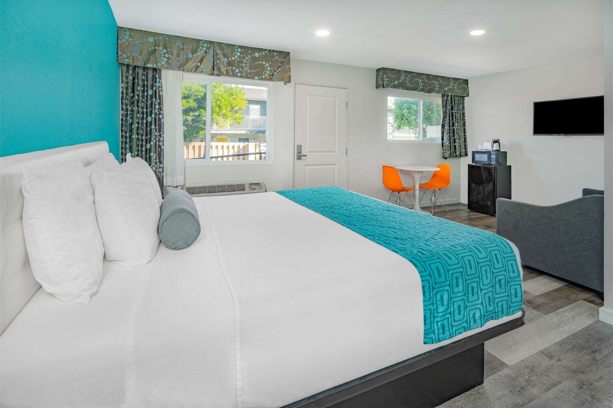 Studio, Suite, King Bed, Sofa, Kitchen