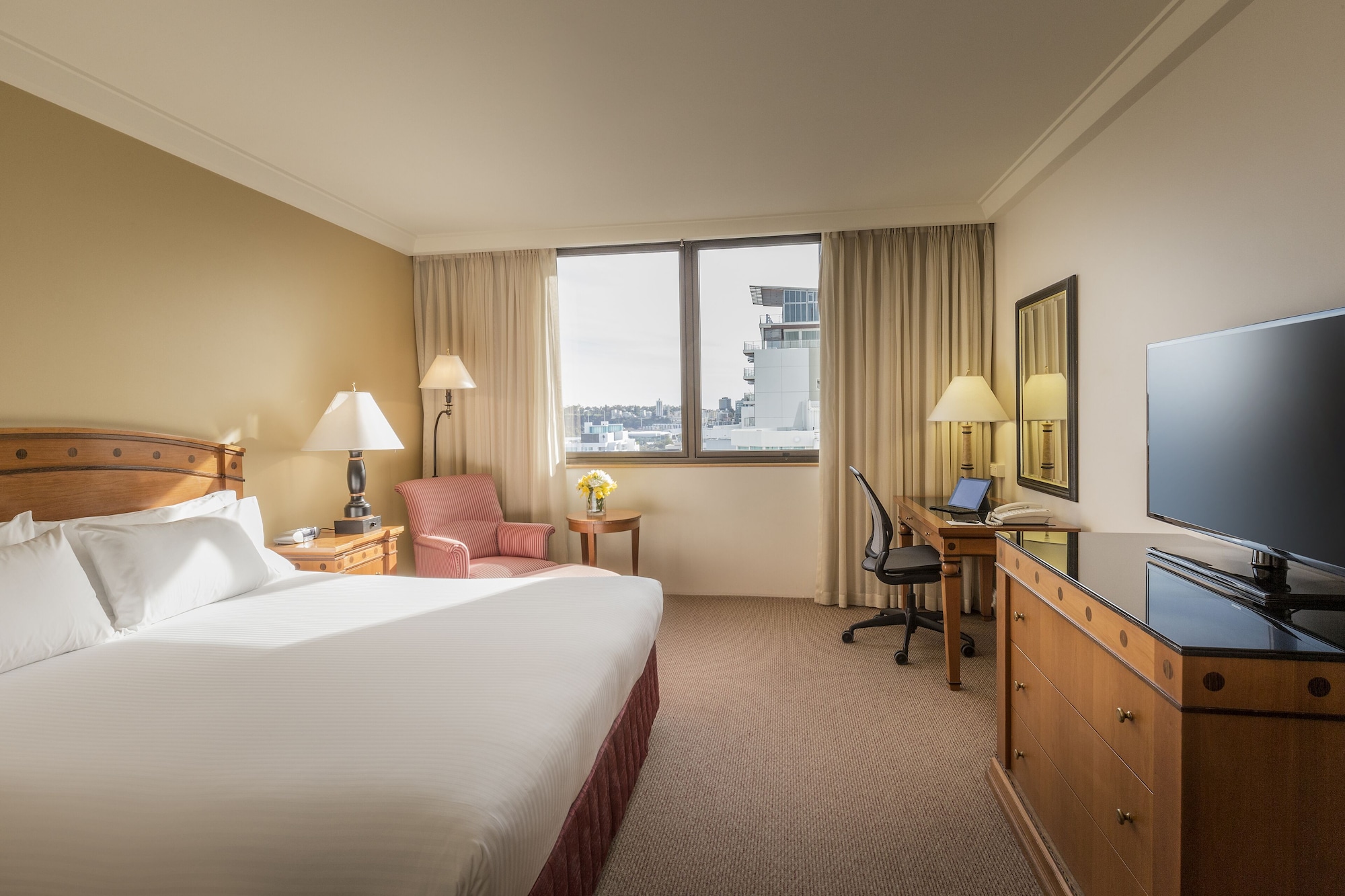DELUXE, KING BED