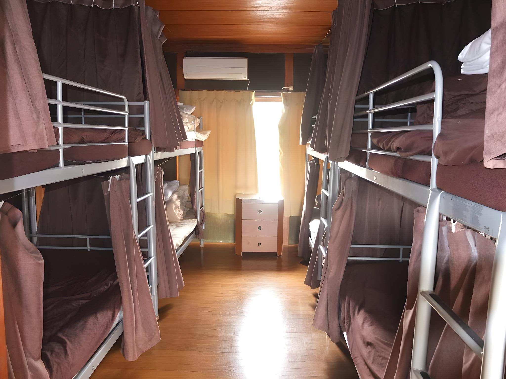 Mixed Dorm, 14 People