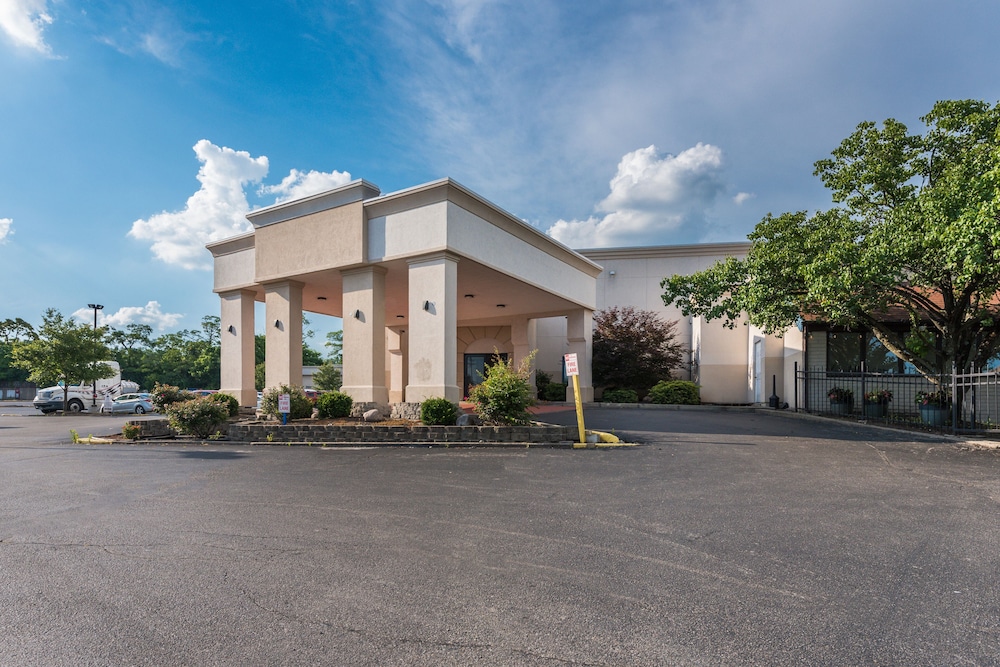 Quality Inn & Suites Cincinnati Uptown Norwood photo5