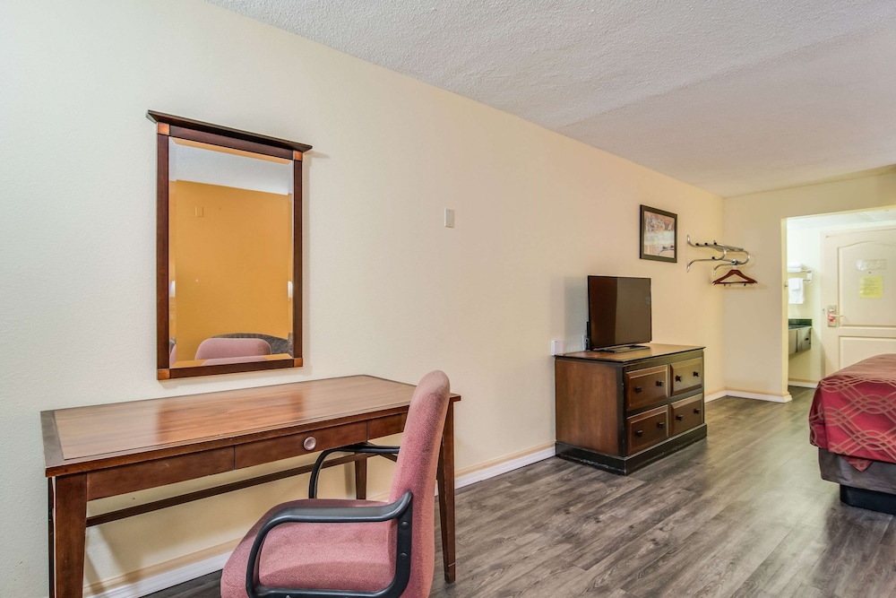 Econo Lodge At Six Flags 4/15
