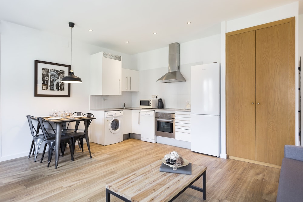 Amister Apartments 41/43